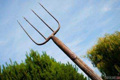 В запорожском трамвае мужчина упал на вилы и умер