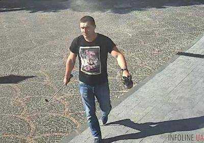 В Одессе двое озверевших тайбоксеров избивали прохожих прутами возле редакции "7 канала". Фото
