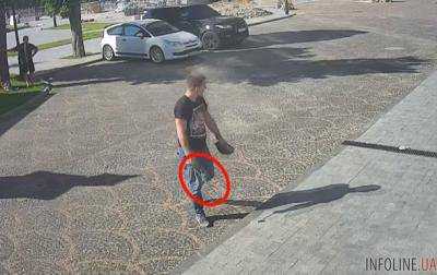 В Одессе двое жестоко избивали рабочих и прохожих.Видео