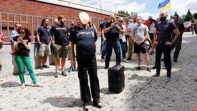 Драка с полицией и «чучело» Филатова: что сегодня происходило в Днепре на Сичеславской Набережной.Видео