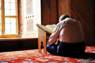 Президент Турции потерял сознание во время молитвы в мечети