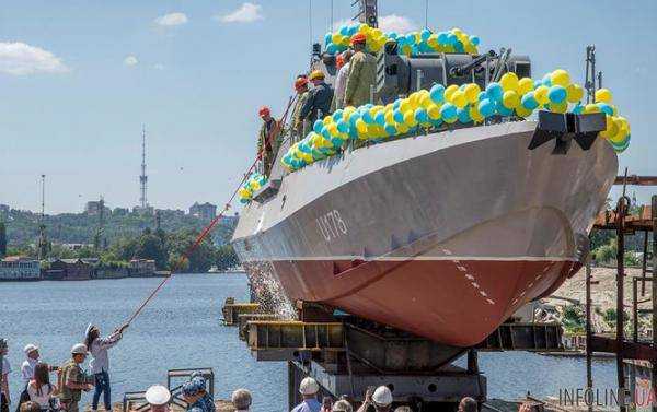 В Киеве спустили на воду артиллерийский катер ВСУ.Фото