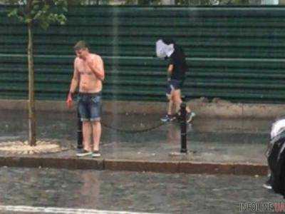 В центре Харькова неадекватный мужчина резал вены и бросался под машины. Видео