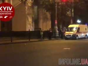 В Киеве возле ВР авто сбило полицейского. Видео
