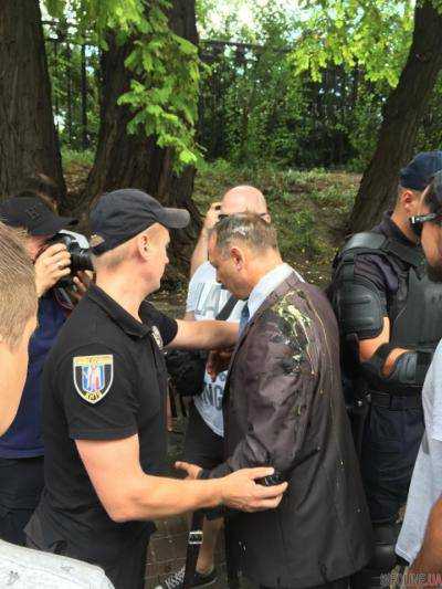 Активисты забросали яйцами нардепа О.Барну