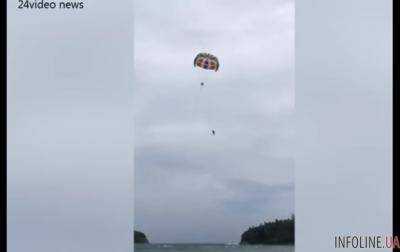 На видео показали туриста, сорвавшегося с парашюта.Видео