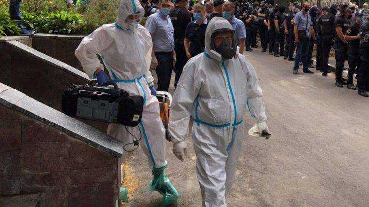 В Харькове чернобыльцы заблокировали больницу из-за приема больного коронавирусом. В стычках пострадали двое полицейских