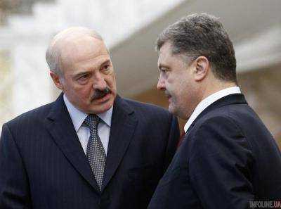 После переговоров Порошенко с Лукашенко неизвестная девушка пыталась устроить провокацию