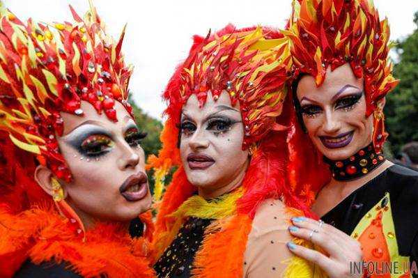 На гей-парад в Берлине вышли сотни тысяч человек.Фото