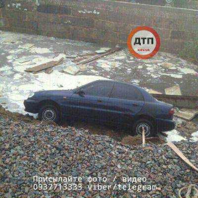 Апокалипсис уже рядом: киевский микрорайон уходит под землю