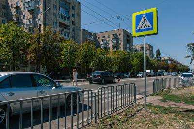 В Днепре на пешеходном переходе BMW сбил 13-летнюю девочку, пострадавшая в реанимации