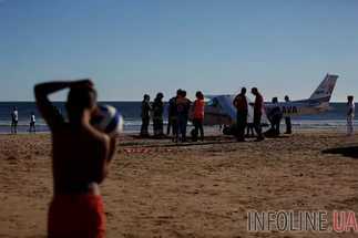 В Португалии самолет совершил аварийную посадку на людном пляже.Видео