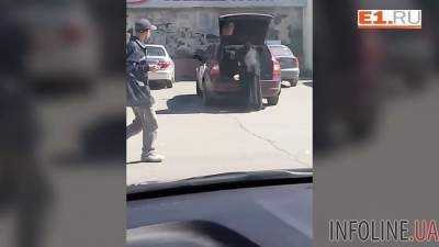 Российский священник засунул ребенка в багажник машины и уехал. Видео