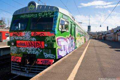 Полсотни людей в масках и с битами остановили в Киеве электричку, чтобы разрисовать