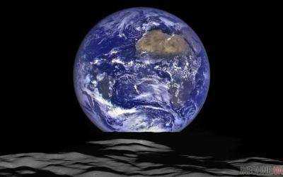 NASA опубликовало первый снимок Земли с Луны