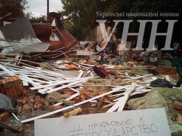 В Киеве возле КПИ снесли МАФы