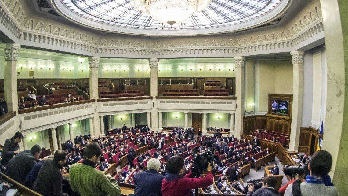 Політолог розповів, чому в Раді залишаються підозрювані у злочинах нардепи