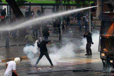 Бунтующих мигрантов в Риме усмирили водометами.Видео