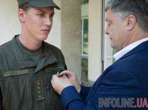 Боец Нацгвардии, который оказал первую помощь пострадавшей на Грушевского, получил медаль от Президента