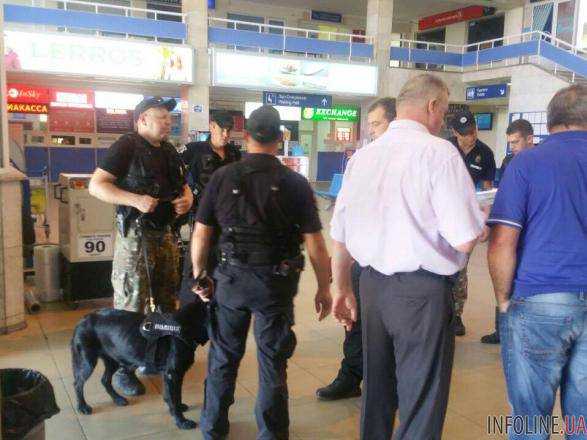 Из-за угрозы взрыва из аэропорта "Одесса" эвакуировали 850 человек