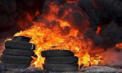На Грушевского после уничтожения граффити подожгли шины и разбили окна