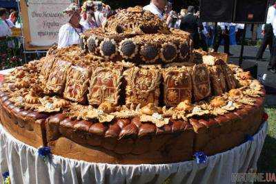 В Луцке установили рекорд Украины по выпечке самого большого каравая весом 750 кг