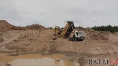 В Киевской области у организаторов незаконной добычи песка полиция изъяла большое количество оружия и 500 тыс. грн