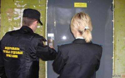 Били головой о стену: сеть взбудоражило избиение коллекторов