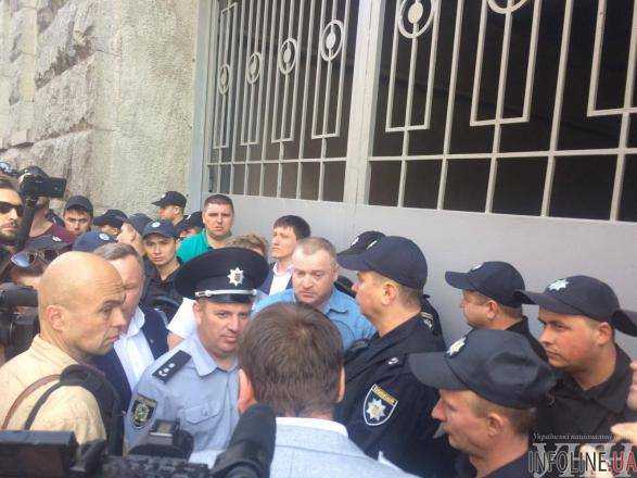 В Харькове депутатов и активистов не пустили на заседание горсовета