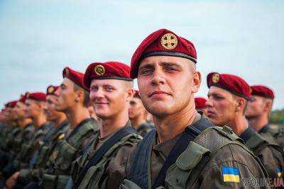 Шестеро лучший нацгвардейцев получили новые береты с отличием