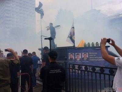 Срочная новость! Активисты жгут Верховную Раду, депутаты в панике