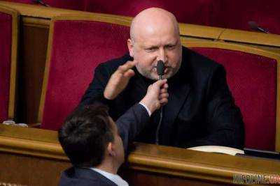 Савченко в Раде вырвала микрофон у Турчинова
