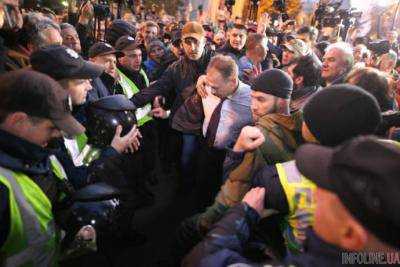 Под Радой Барни устроили "коридор позора", освобождал Саакашвили.Видео