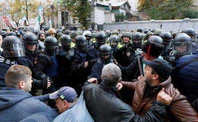 МВД показало, как избивали полицейского на митинге под Радой. Видео