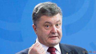 Порошенко обиделся, что над ним смеются из-за перерезания ленточек