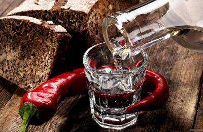 Украинцы стали пить меньше водки, причина поражает
