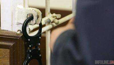 Экс-прокурору, которого подозревают в убийстве родителей, продолжили домашний арест