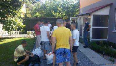 Под Луцком псевдомедики незаконно удерживали более 30 человек