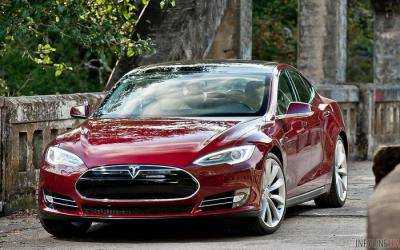 До чего довели народ: в Киеве заметили торговца медом на Tesla.Видео