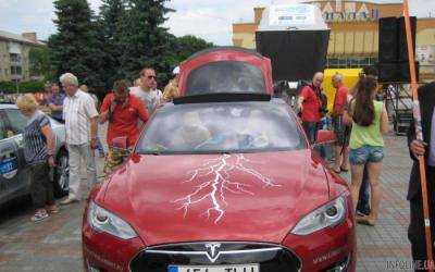 Неожиданно! Что известно о дедушке, который продает мед на Tesla.Видео