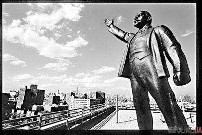 Символической минискульптурою в Ужгороде попрощались с Лениным