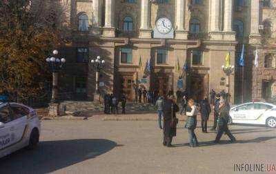В горсовете Николаева произошли столкновения после запаленой "дымовухи"