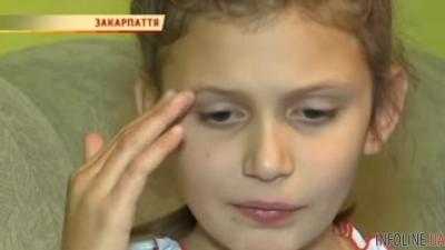 На лобі написано: вчителька поставила оцінку на чолі дитини