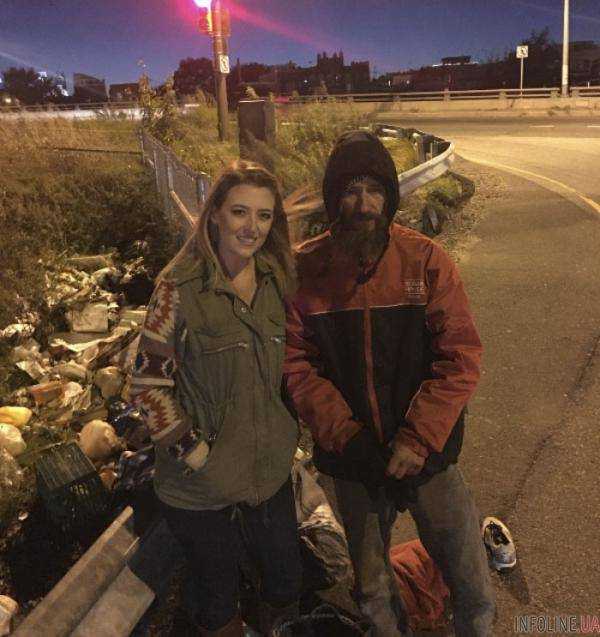 Бездомный дал последние $ 20 на бензин незнакомке. Девушка отдала ему $ 100 000