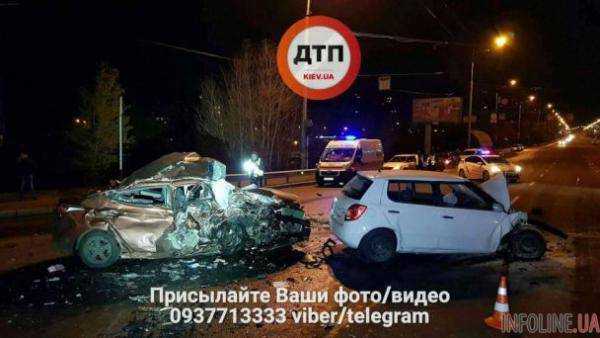Появилось видео смертельного ночного ДТП на выезде с моста Патона в Киеве.Видео