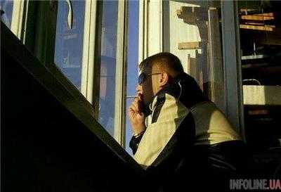 Президента призвали запретить украинцам курить на балконах