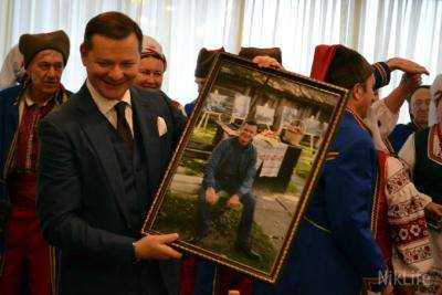 Ляшко в эпатажном кожухе с букетом «николаевских» роз пышно отметил день рождения