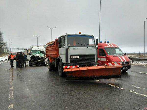 В Житомирской области маршрутка врезалась в снегоуборочную машину: есть пострадавшие. Фото