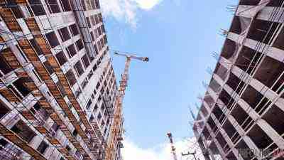 В столице строитель упал с 25-го этажа дома