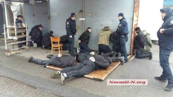 Стрельба и взрывы гранат: в Николаеве пытались захватить рынок «Колос»